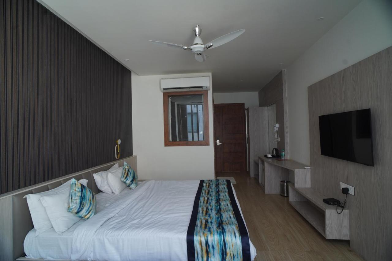 Familia Hotel And Banquets Lucknow Dış mekan fotoğraf