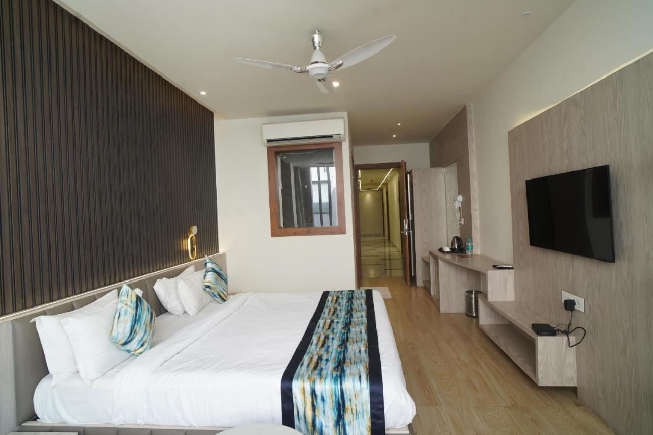 Familia Hotel And Banquets Lucknow Dış mekan fotoğraf