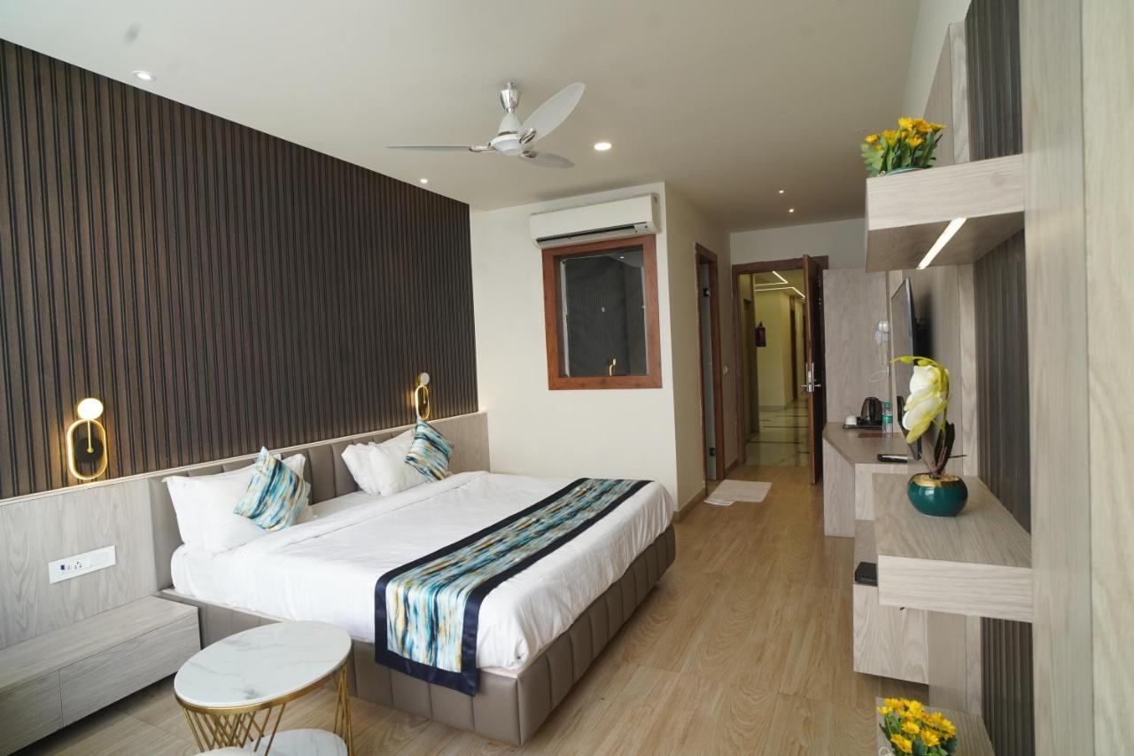 Familia Hotel And Banquets Lucknow Dış mekan fotoğraf