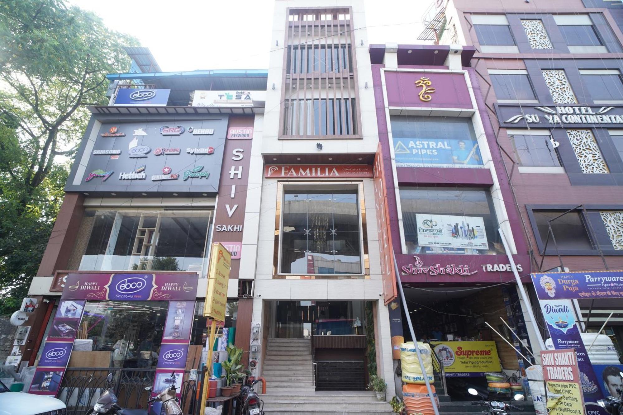 Familia Hotel And Banquets Lucknow Dış mekan fotoğraf